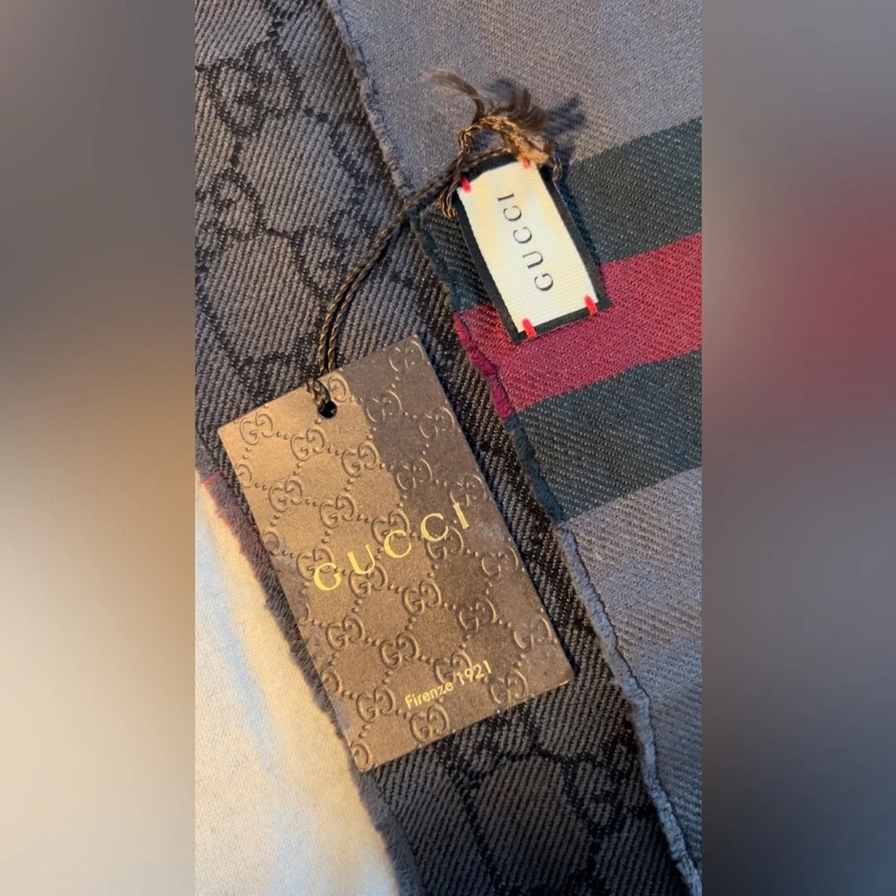 NWT Authentic Gucci Men’s Scarf 100% Wool  Gray / red/ green
